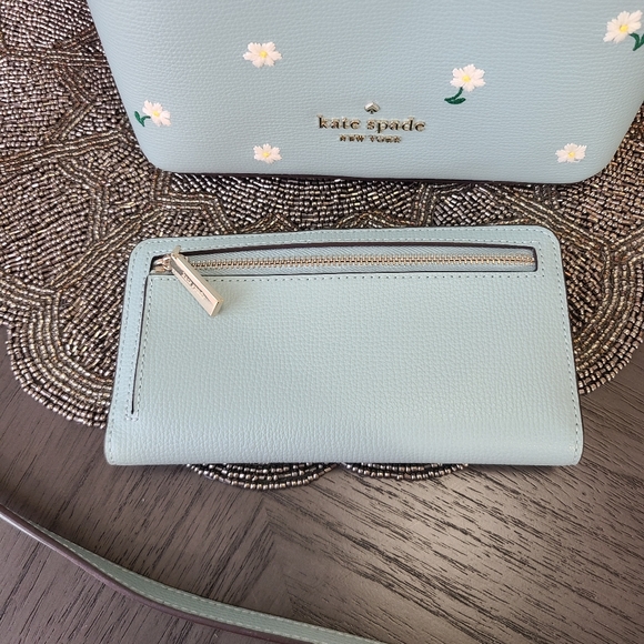 Kate Spade Daisy Embroidered Wallet, Like New - Picture 4 of 12